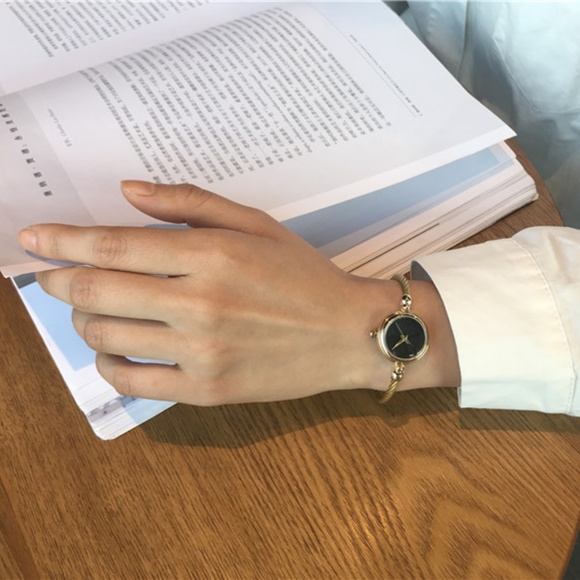 NEW 4 Styles Stainless Steel Quartz Bracelet Watch - Picture 4 of 6